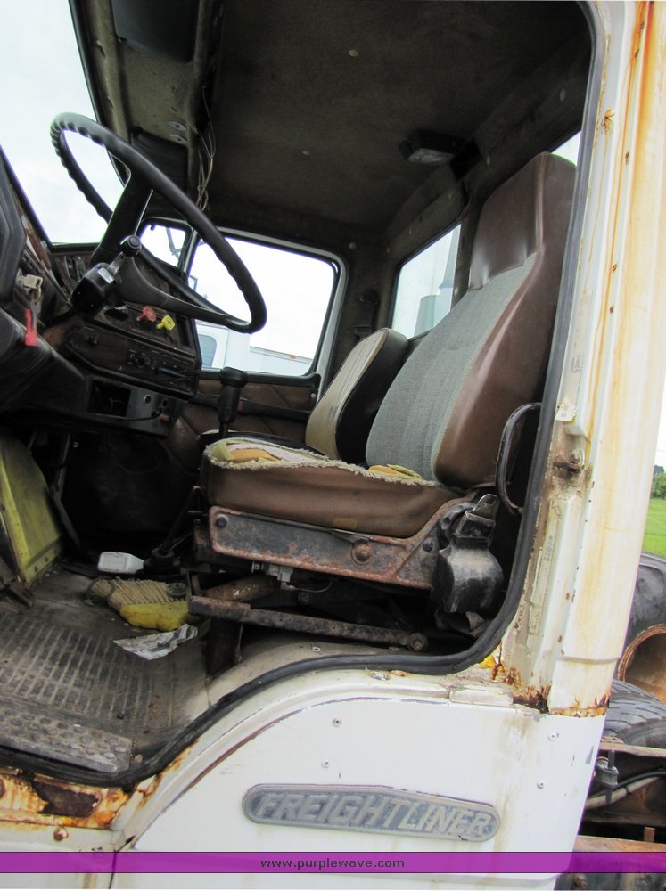image for item 3334 1987 Freightliner Medium Conventional day cab semi truck