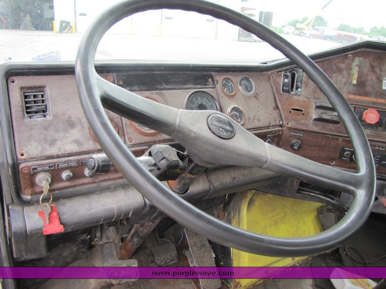 image for item 3334 1987 Freightliner Medium Conventional day cab semi truck