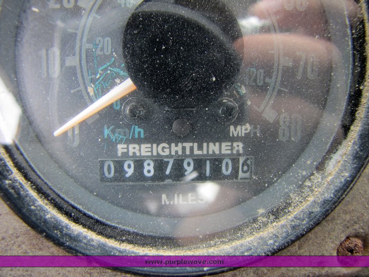 image for item 3334 1987 Freightliner Medium Conventional day cab semi truck