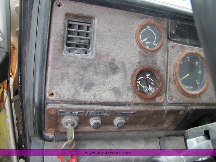 image for item 3334 1987 Freightliner Medium Conventional day cab semi truck