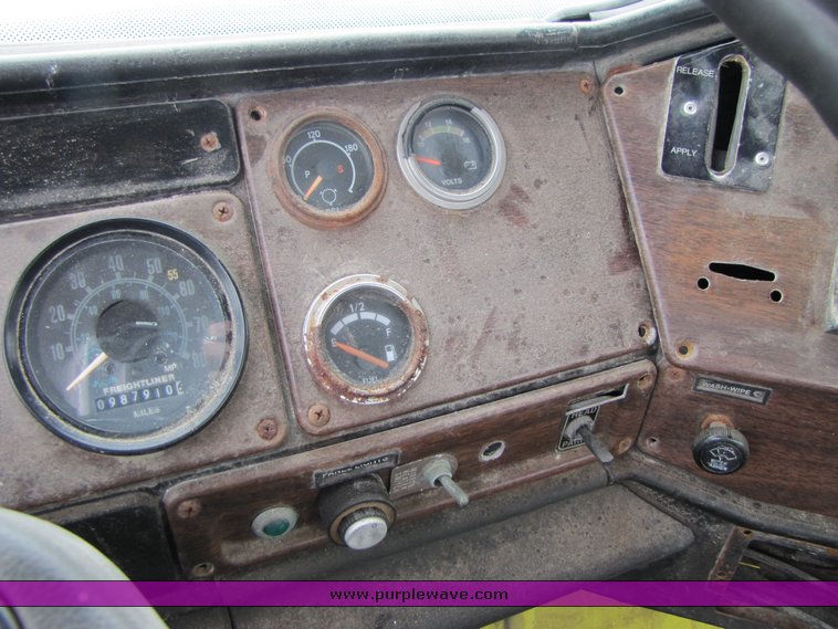 image for item 3334 1987 Freightliner Medium Conventional day cab semi truck