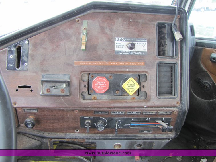 image for item 3334 1987 Freightliner Medium Conventional day cab semi truck