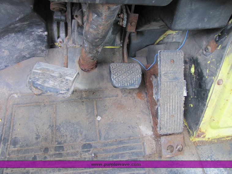 image for item 3334 1987 Freightliner Medium Conventional day cab semi truck