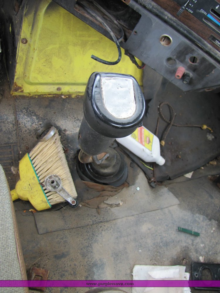 image for item 3334 1987 Freightliner Medium Conventional day cab semi truck