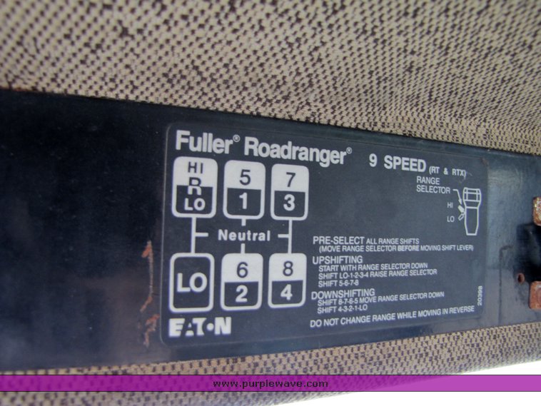 image for item 3334 1987 Freightliner Medium Conventional day cab semi truck