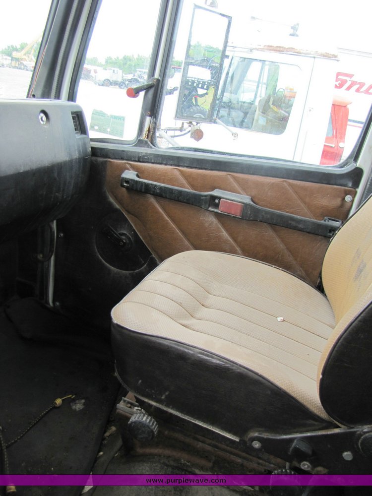 image for item 3334 1987 Freightliner Medium Conventional day cab semi truck