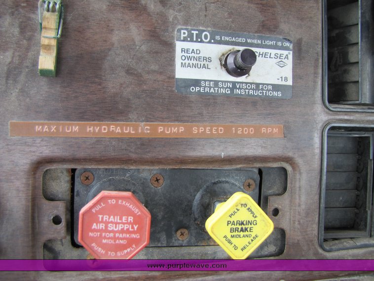 image for item 3334 1987 Freightliner Medium Conventional day cab semi truck