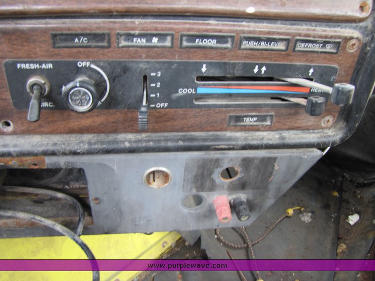 image for item 3334 1987 Freightliner Medium Conventional day cab semi truck