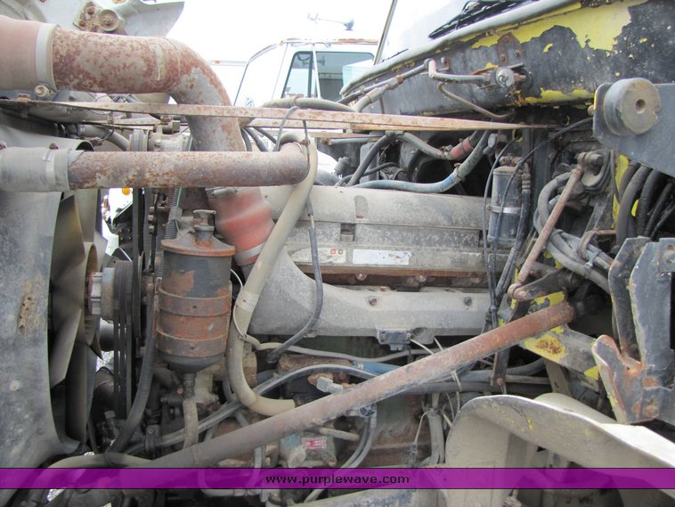 image for item 3334 1987 Freightliner Medium Conventional day cab semi truck