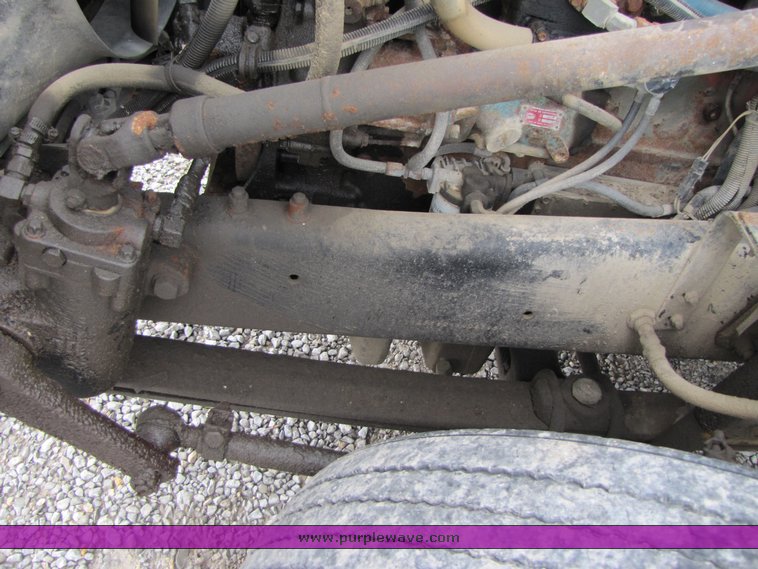 image for item 3334 1987 Freightliner Medium Conventional day cab semi truck