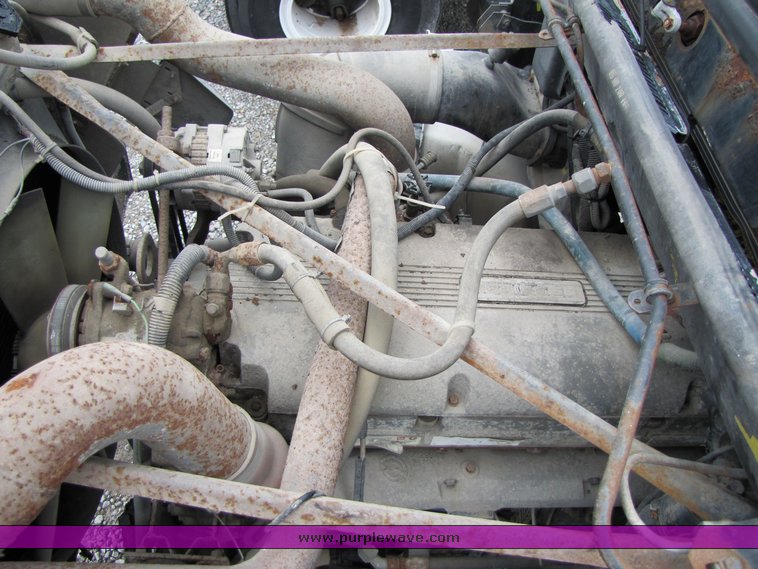 image for item 3334 1987 Freightliner Medium Conventional day cab semi truck