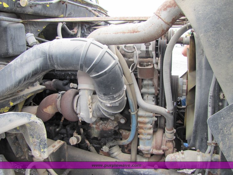 image for item 3334 1987 Freightliner Medium Conventional day cab semi truck