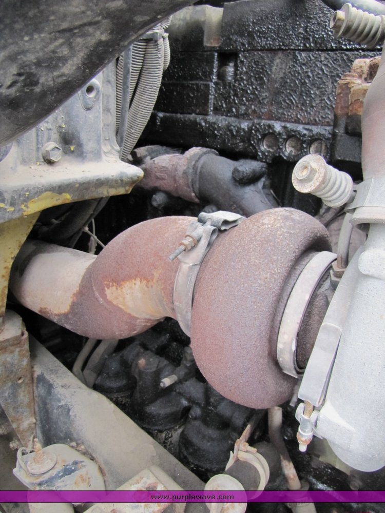 image for item 3334 1987 Freightliner Medium Conventional day cab semi truck