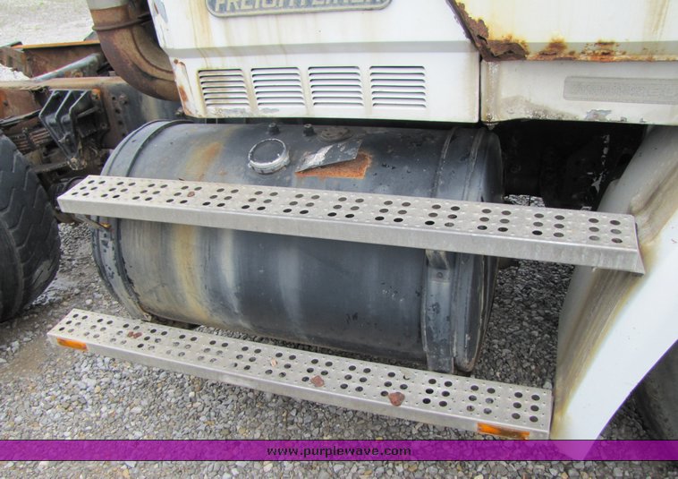 image for item 3334 1987 Freightliner Medium Conventional day cab semi truck