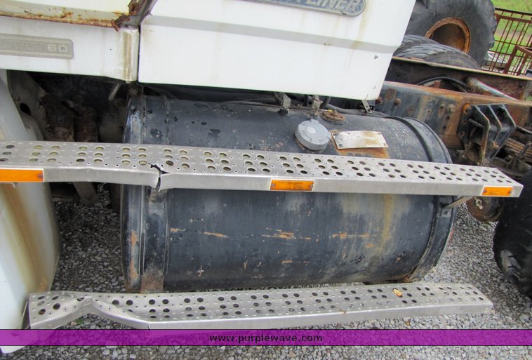 image for item 3334 1987 Freightliner Medium Conventional day cab semi truck