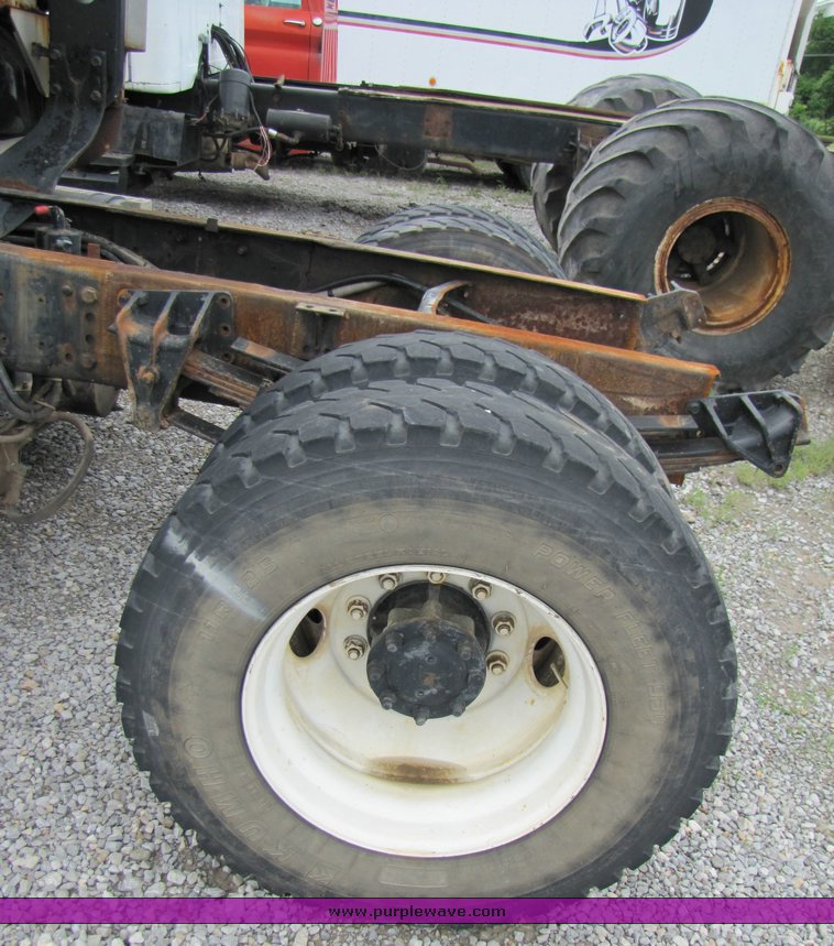 image for item 3334 1987 Freightliner Medium Conventional day cab semi truck