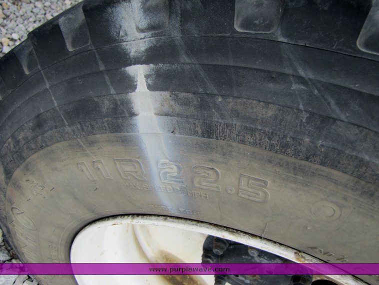 image for item 3334 1987 Freightliner Medium Conventional day cab semi truck