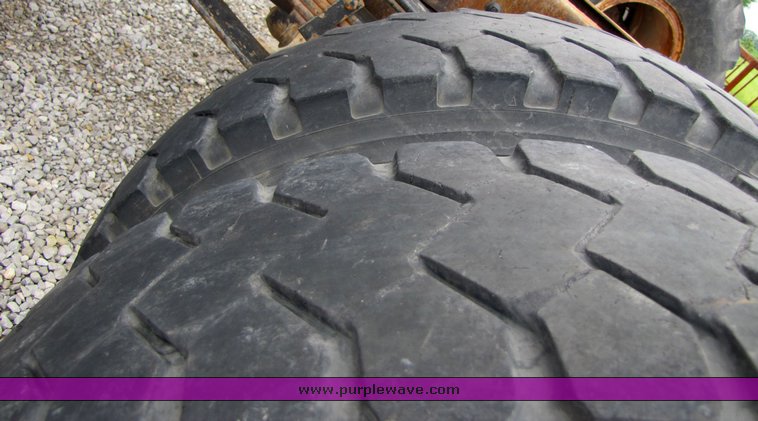 image for item 3334 1987 Freightliner Medium Conventional day cab semi truck