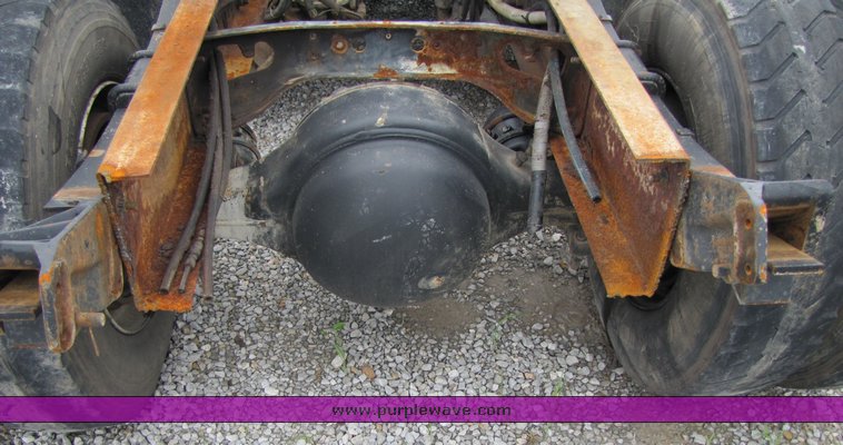 image for item 3334 1987 Freightliner Medium Conventional day cab semi truck