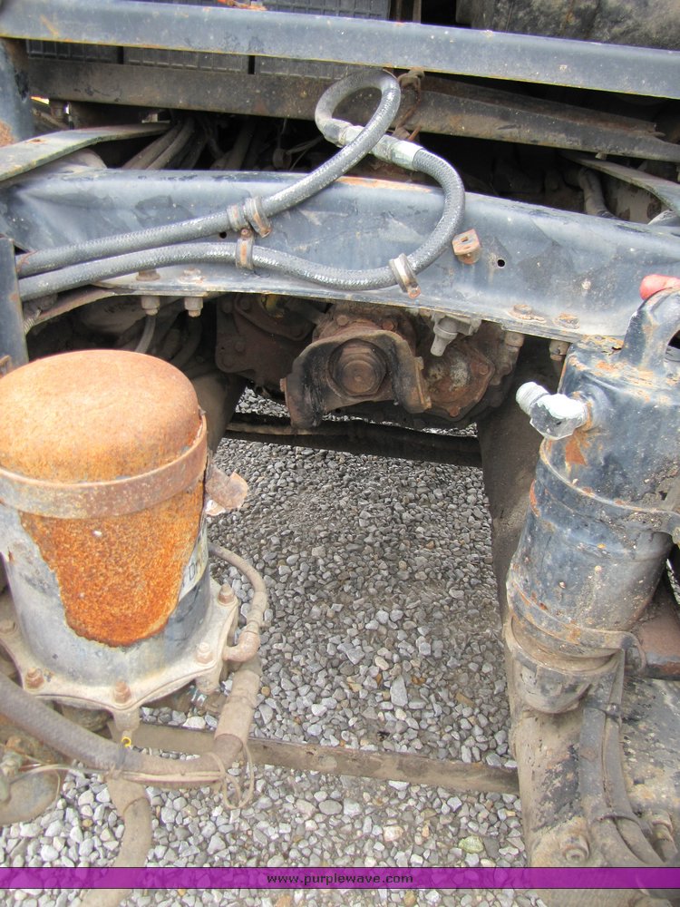 image for item 3334 1987 Freightliner Medium Conventional day cab semi truck