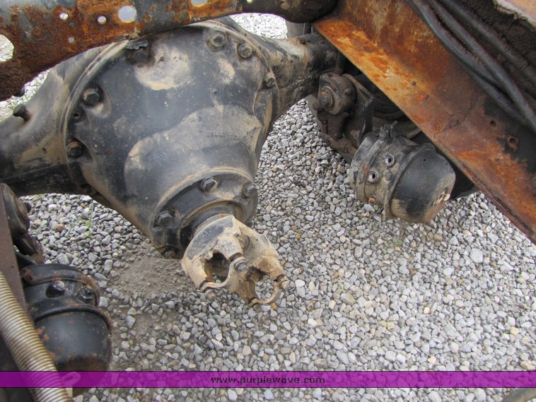 image for item 3334 1987 Freightliner Medium Conventional day cab semi truck