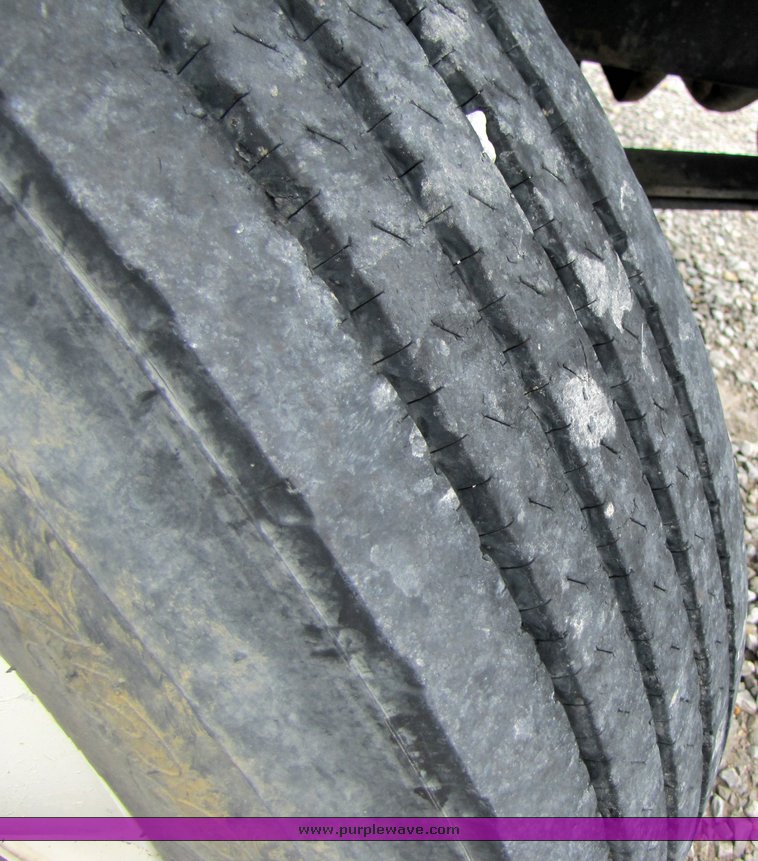 image for item 3334 1987 Freightliner Medium Conventional day cab semi truck