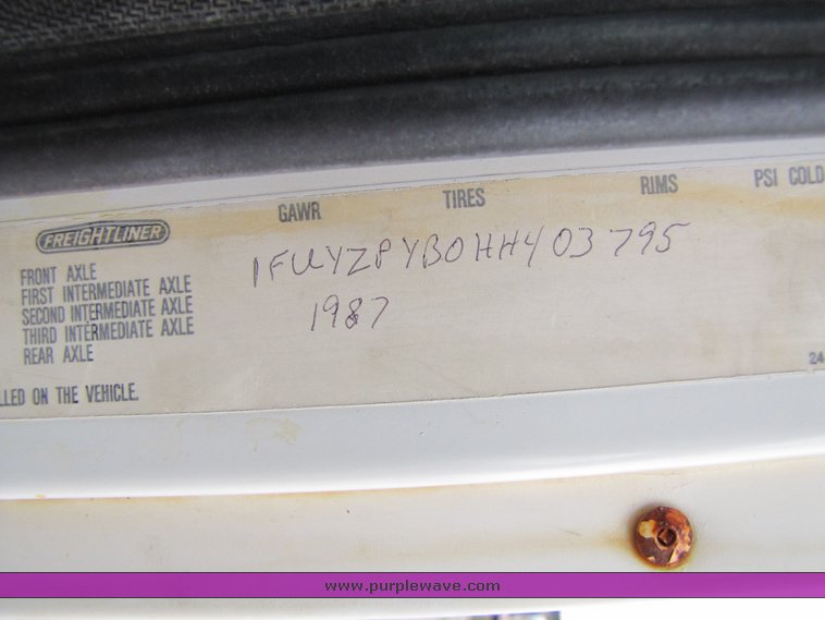 image for item 3334 1987 Freightliner Medium Conventional day cab semi truck