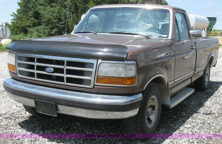 image for item 4298 1993 Ford F150 pickup truck