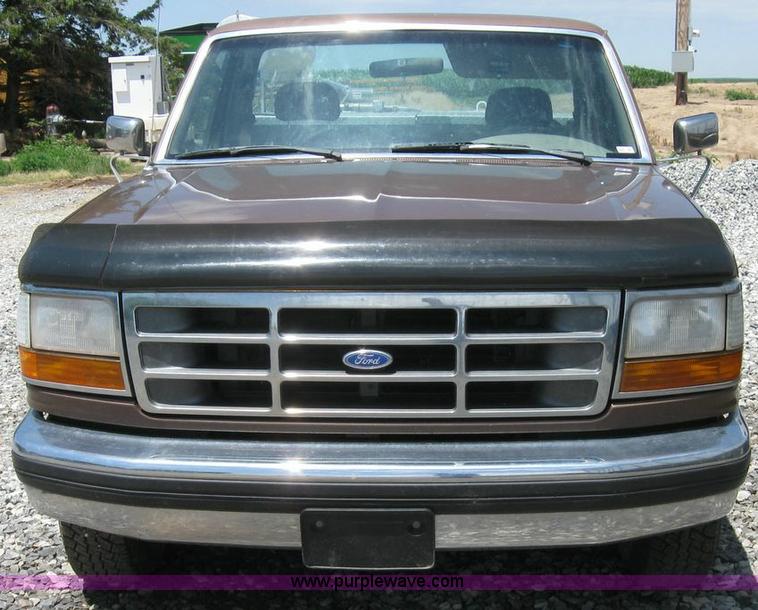 image for item 4298 1993 Ford F150 pickup truck