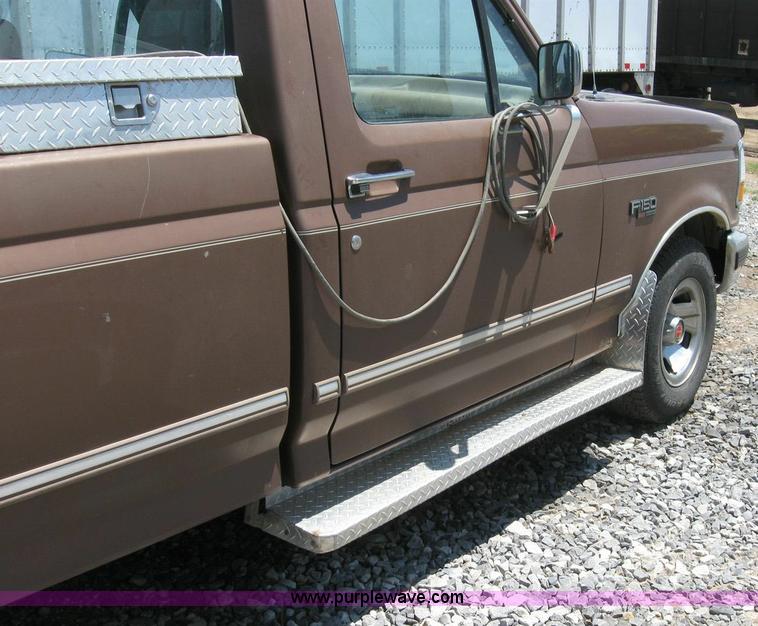 image for item 4298 1993 Ford F150 pickup truck