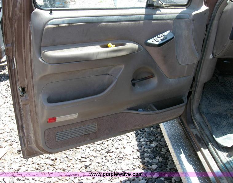 image for item 4298 1993 Ford F150 pickup truck