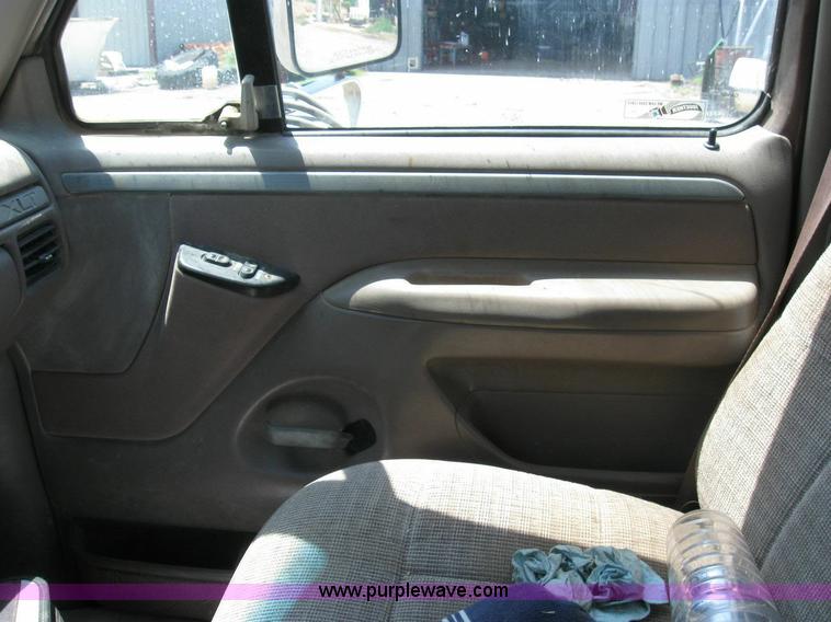 image for item 4298 1993 Ford F150 pickup truck