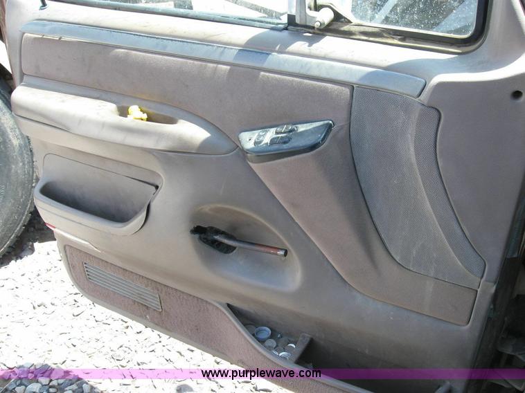 image for item 4298 1993 Ford F150 pickup truck