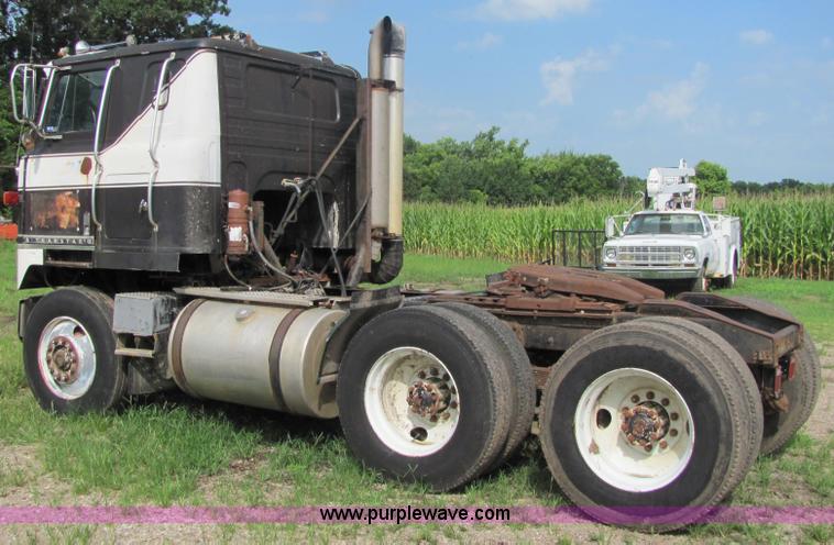 image for item 4724 1977 International Transtar II semi truck