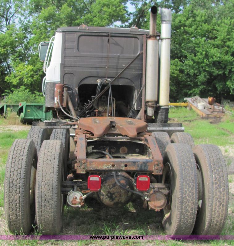 image for item 4724 1977 International Transtar II semi truck