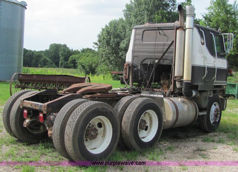 image for item 4724 1977 International Transtar II semi truck