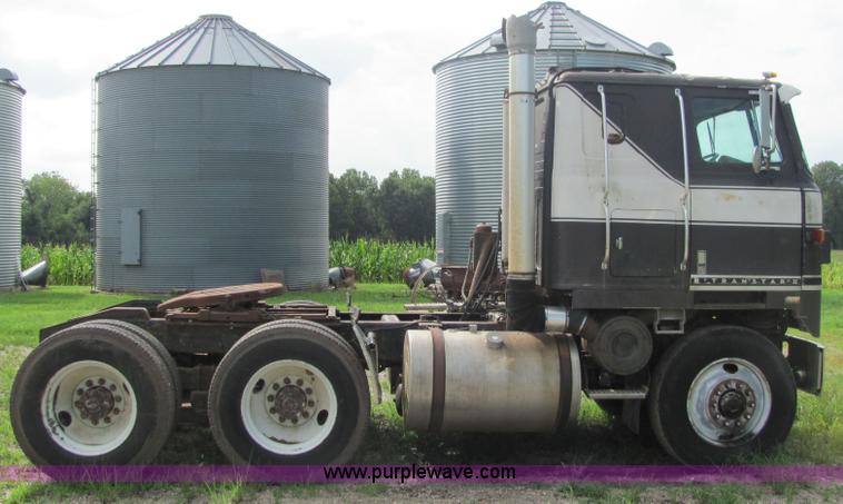 image for item 4724 1977 International Transtar II semi truck