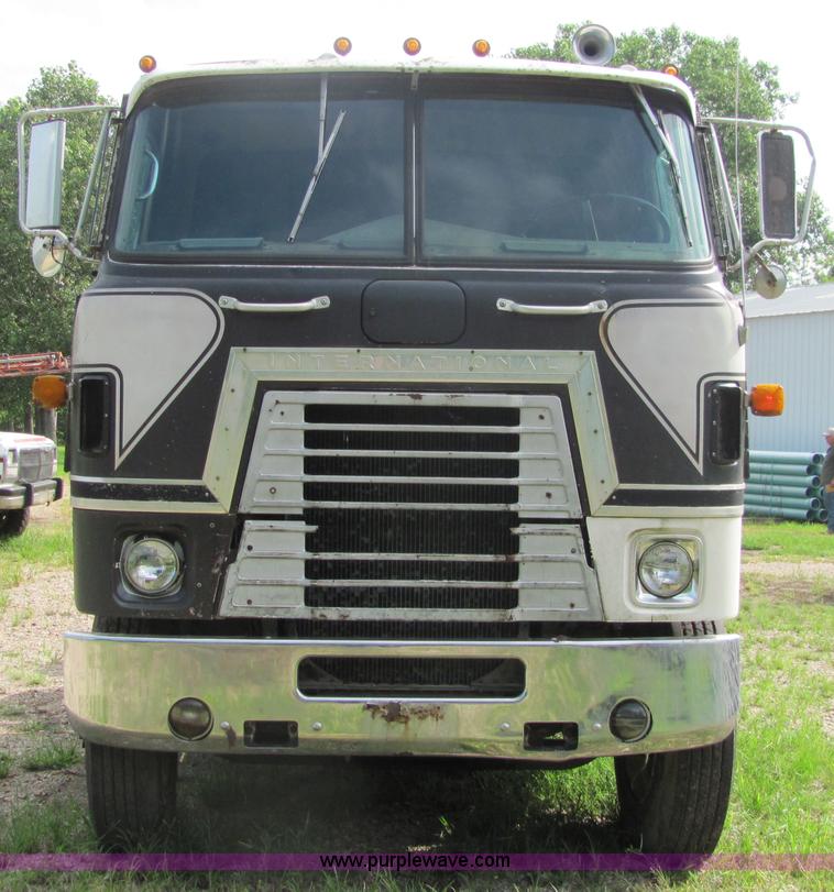 image for item 4724 1977 International Transtar II semi truck