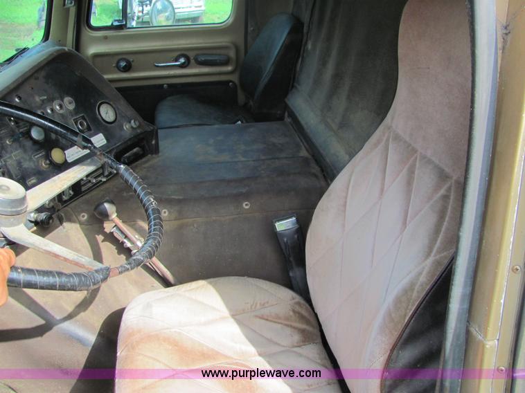 image for item 4724 1977 International Transtar II semi truck