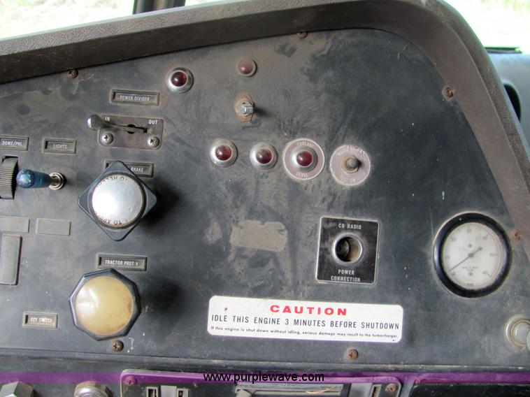 image for item 4724 1977 International Transtar II semi truck