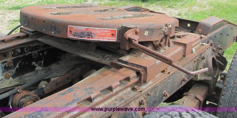 image for item 4724 1977 International Transtar II semi truck