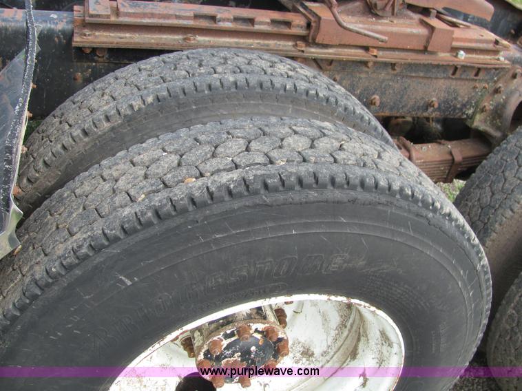 image for item 4724 1977 International Transtar II semi truck