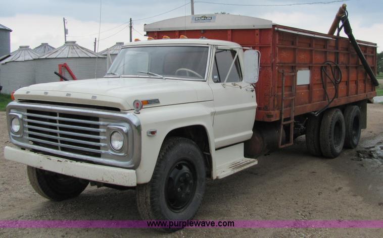 image for item 6513 1969 Ford 600 grain truck