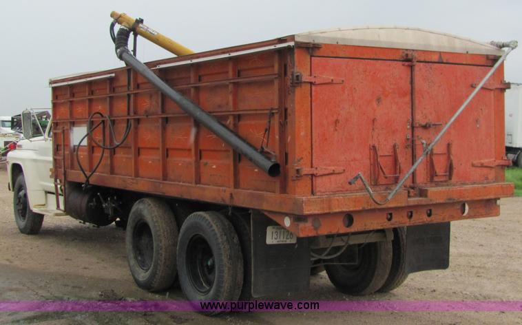 image for item 6513 1969 Ford 600 grain truck