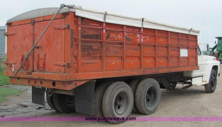 image for item 6513 1969 Ford 600 grain truck