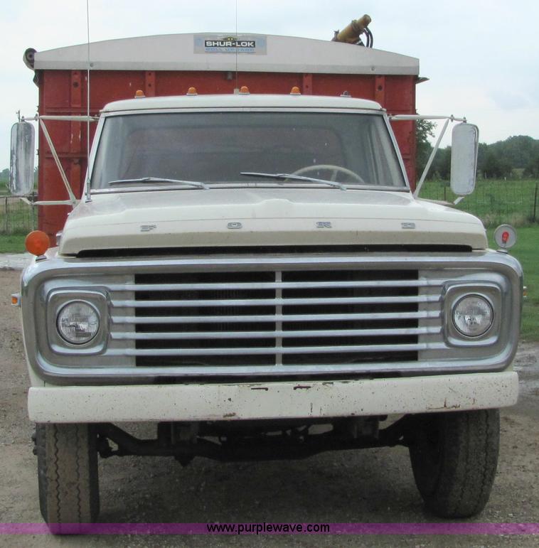 image for item 6513 1969 Ford 600 grain truck