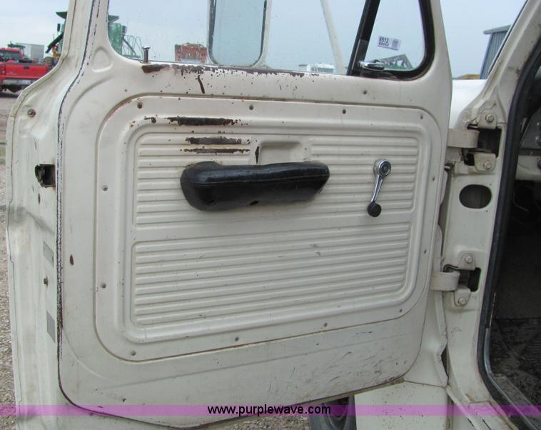 image for item 6513 1969 Ford 600 grain truck