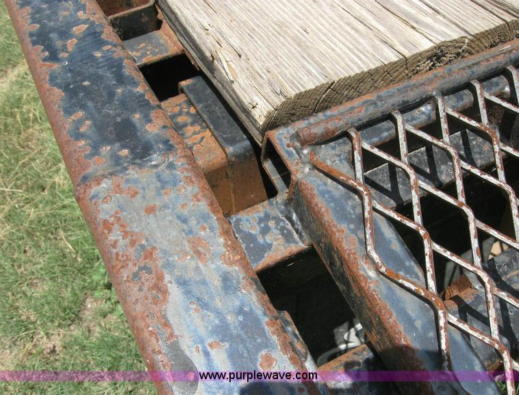 image for item 6873 2004 Donahue 812-29 expandable gooseneck flatbed trailer