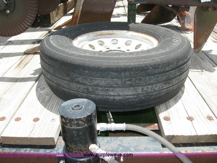 image for item 6873 2004 Donahue 812-29 expandable gooseneck flatbed trailer