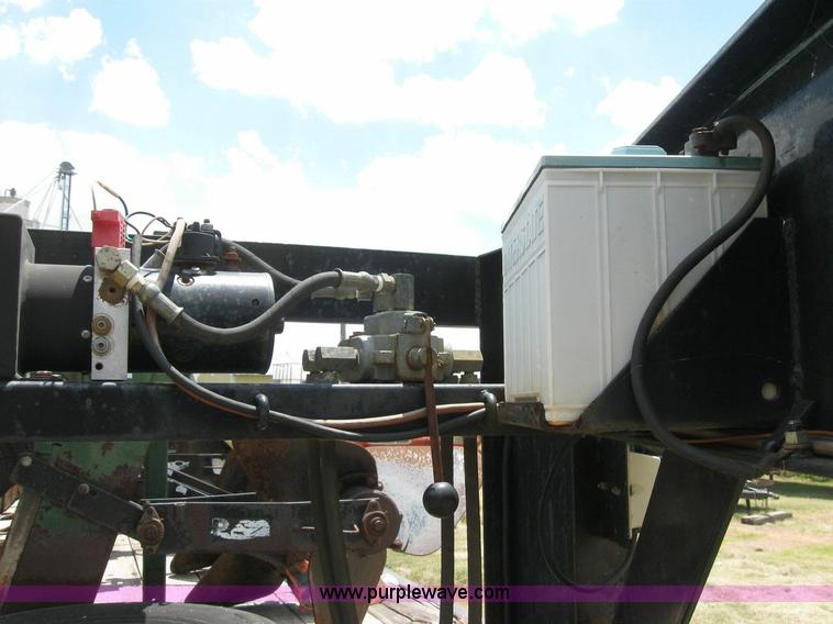 image for item 6873 2004 Donahue 812-29 expandable gooseneck flatbed trailer